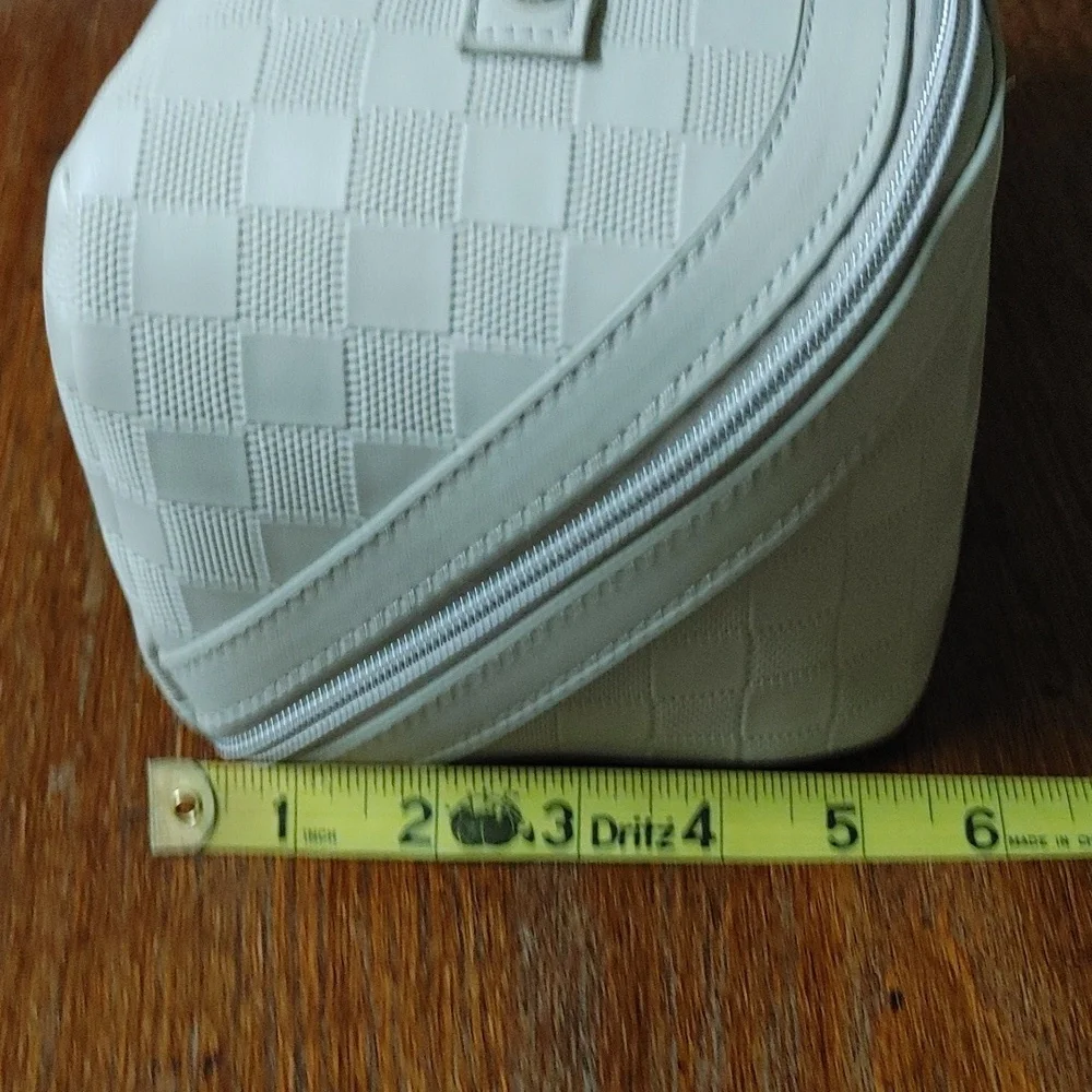 NWOT Boyatu Bath Travel Case